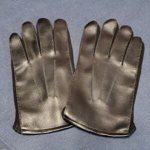 Beautiful vegan faux leather driving gloves size large.